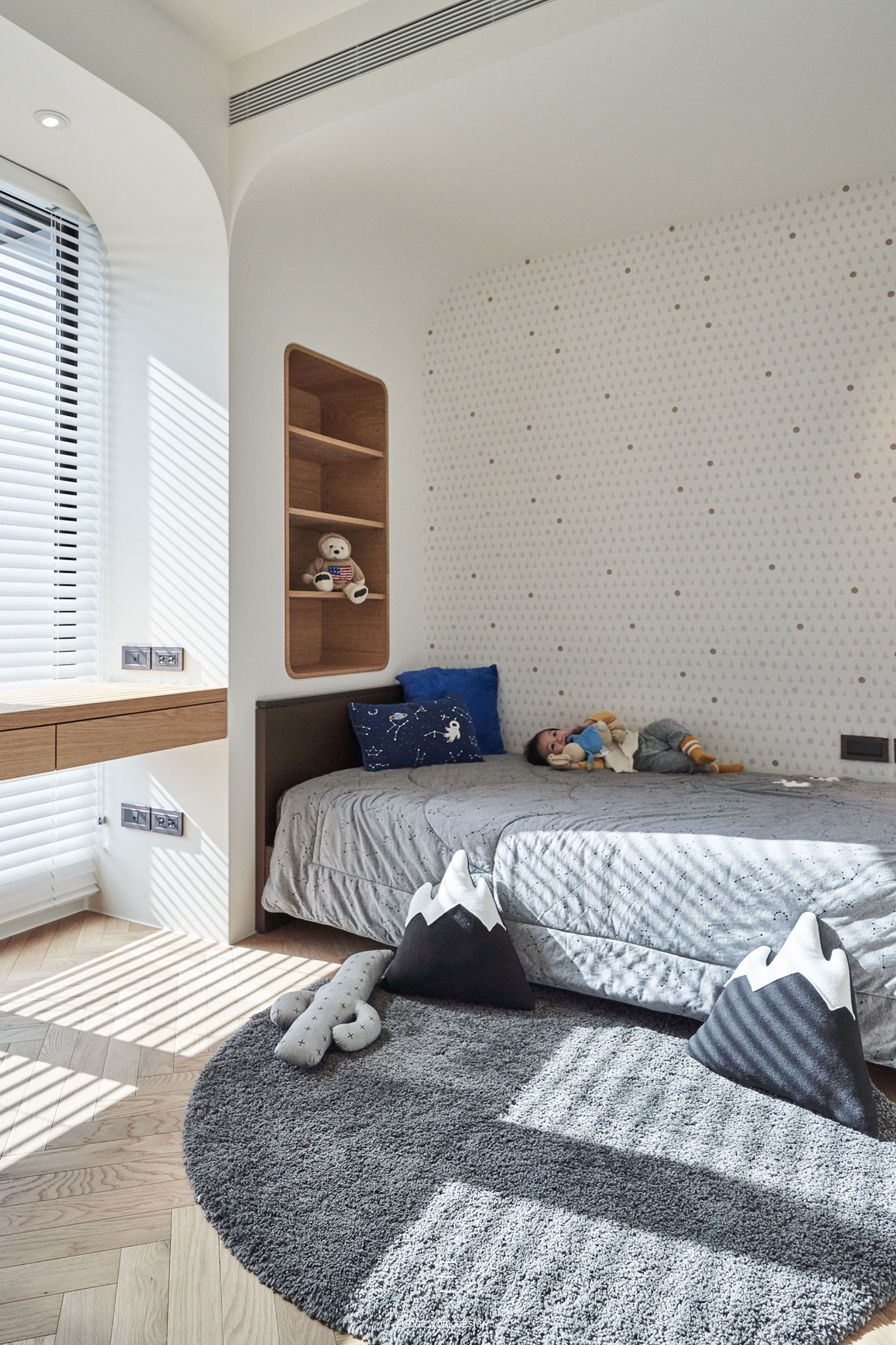 「」灰奢有度，简约随性演绎质感生活