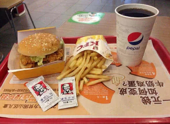 ##肯德基餐盘上为何总放着张纸？不是让你挤番茄酱用的，用错就丢人了