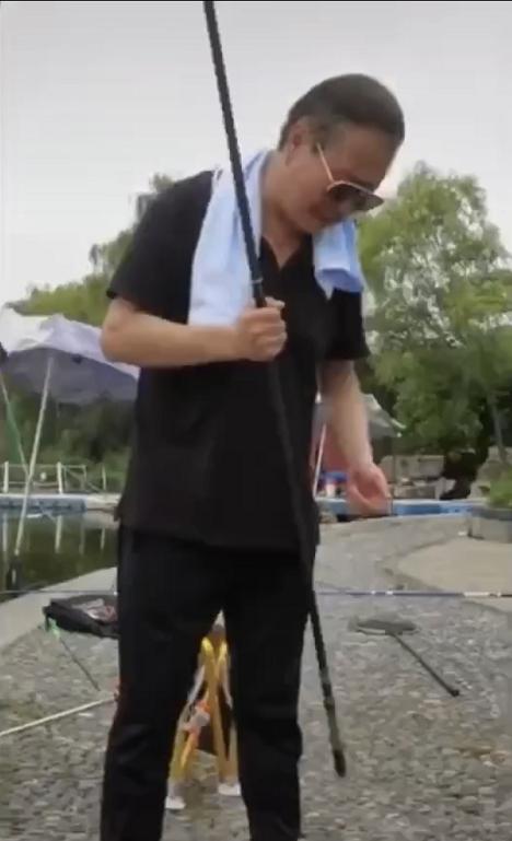 丁义珍|靠《人民名义》大火,60岁丁义珍现身湖边钓鱼,满头白发精神十足