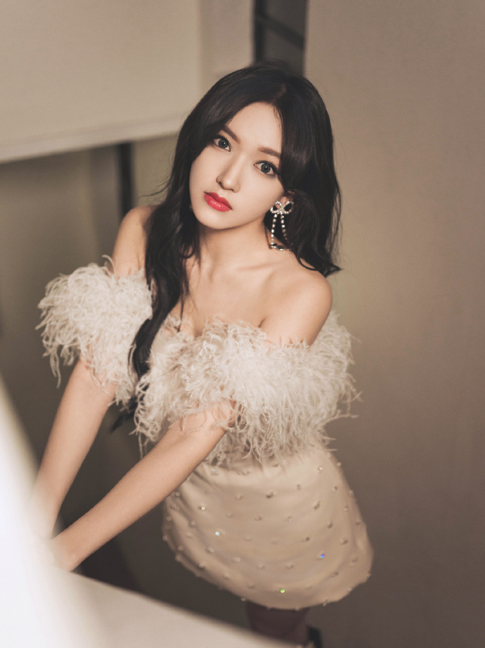 程潇|晚会还未开始，程潇先美上热搜，“白天鹅”造型贼漂亮啦