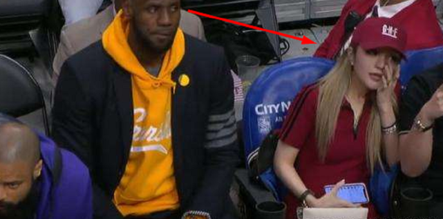 「勒布朗·詹姆斯」165周扬青多壕？坐湖人VIP席获詹皇偷看，手机界面全是联系人