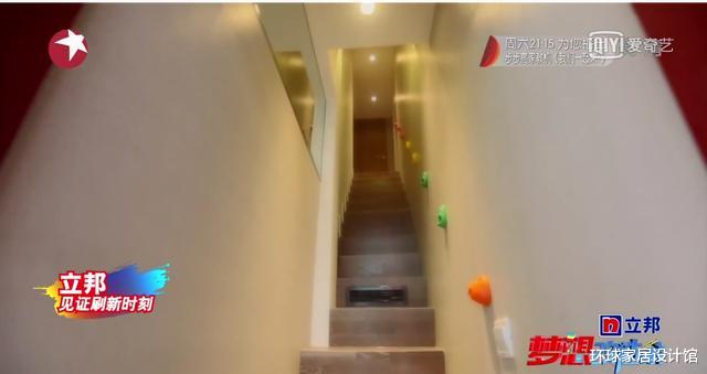 []一家7口挤14㎡，爸爸和姑妈姑父睡，毫无隐私，床铺晃动嘎吱响