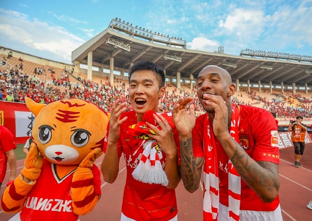 广州恒大▲恒大迷之操作，与21岁青训金靴续约8个月，将随U23队征战中乙联赛