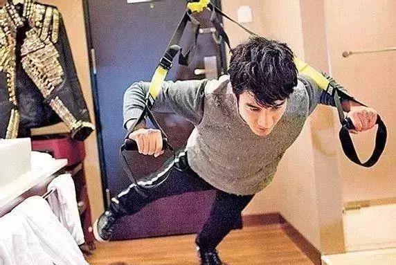 王力宏|44岁王力宏半裸出镜大秀身材，一周健身六次，肌肉碾压90%私教