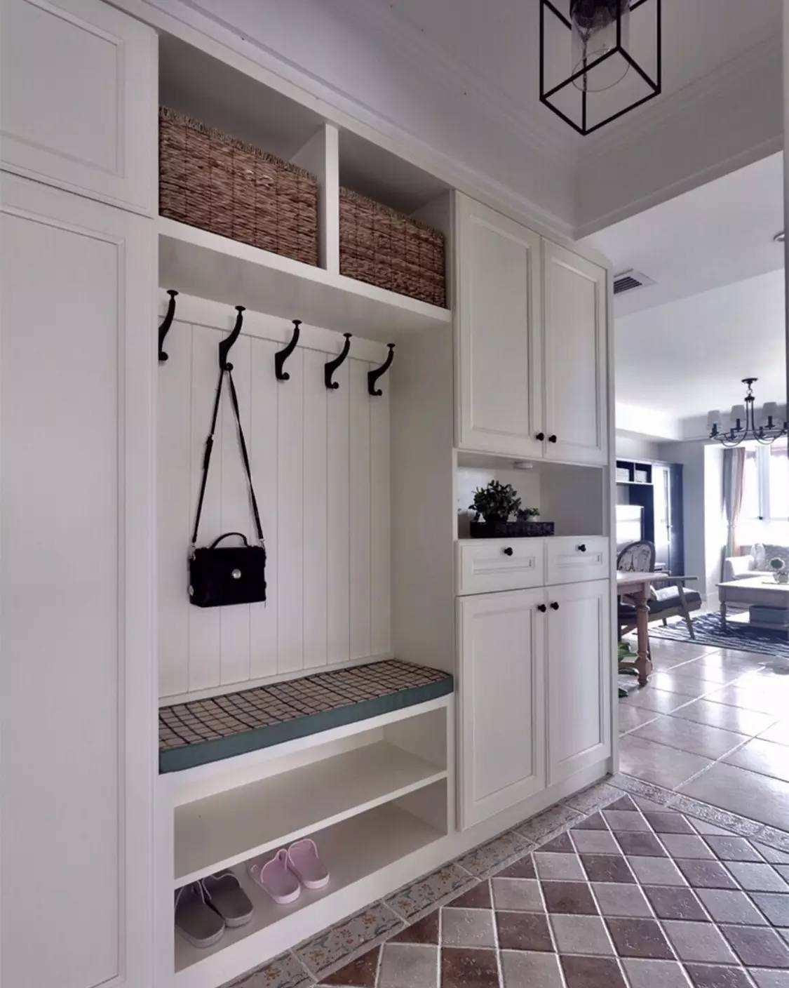 ：进门就是客厅和餐厅的户型，怎样设计玄关？