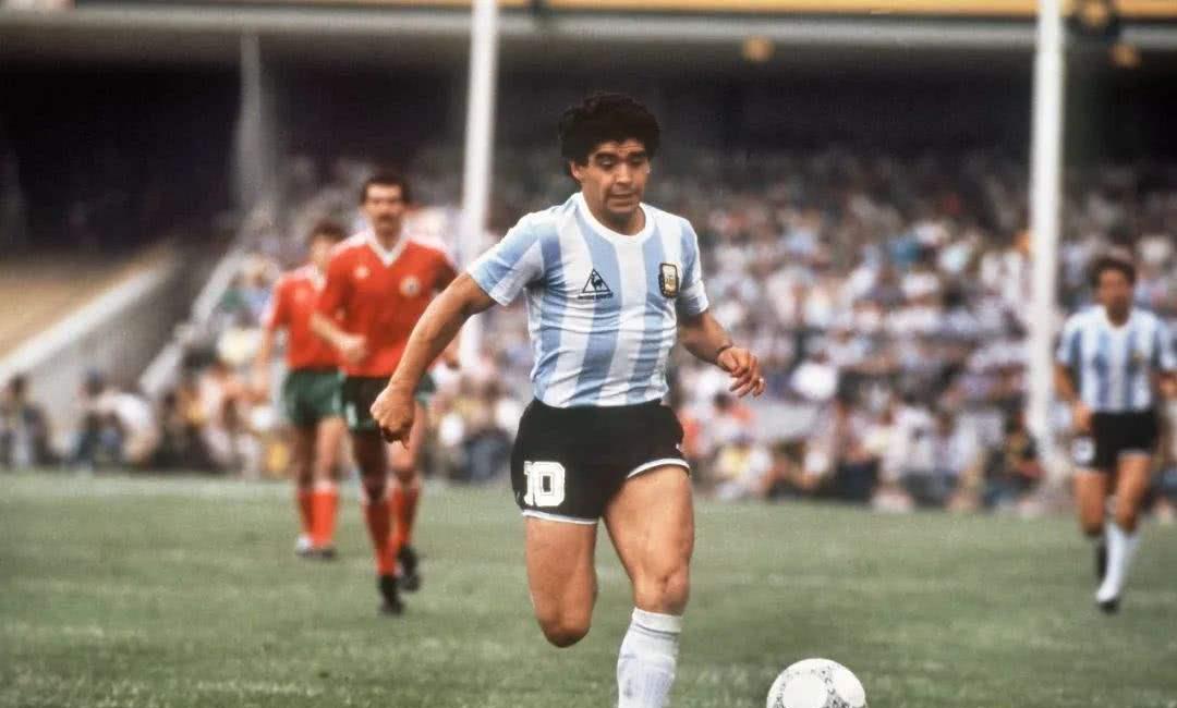 #贝利#贝利之后，足坛仅有4人有资格被誉为“球王”，梅西c罗靠边站！