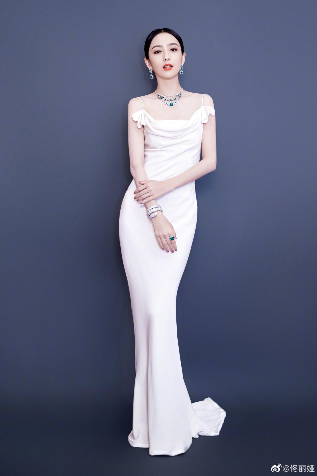 佟丽娅|佟丽娅国庆音乐会搭档蔡徐坤，粉色纱裙高贵美艳，仙气十足