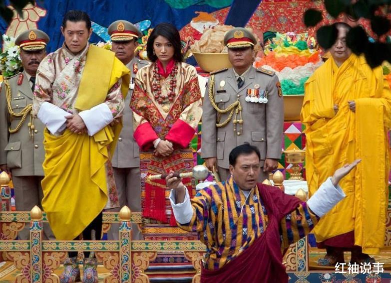 不丹王室公佈喜訊！27歲公主頭戴王冠大婚，跟新婚駙馬郎才女貌-圖3