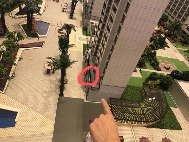 『』瓯海一房开在业主卧室边上装4台空调外机，这酸爽！