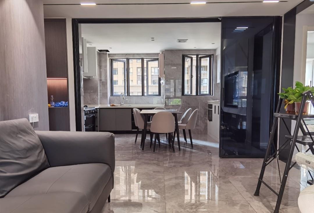 |他家装修的新房，设计大理石电视墙，飘窗改柜子，美观且实用！