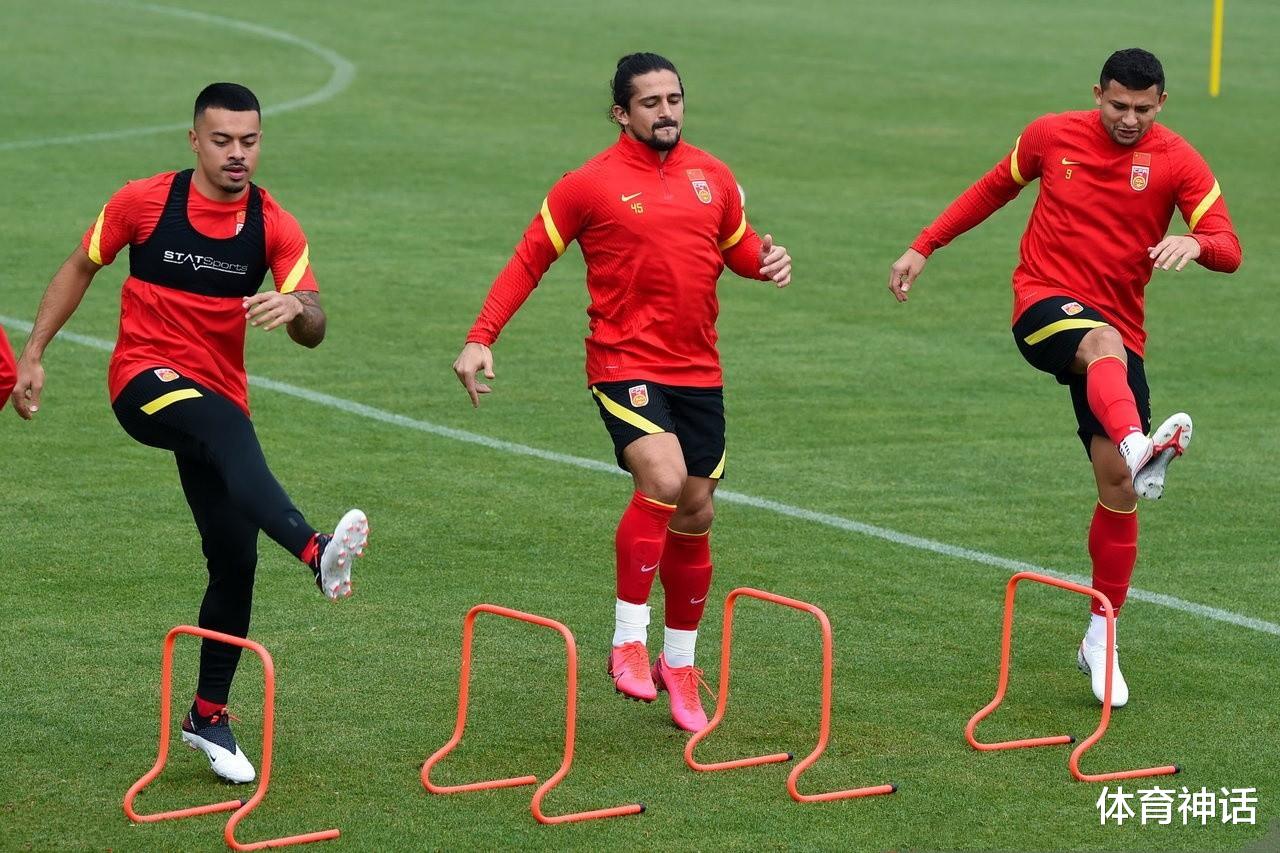 「国足」耻辱！越南媒体嘲讽国足：砸8.7亿归化外国球员，还是踢不过我们