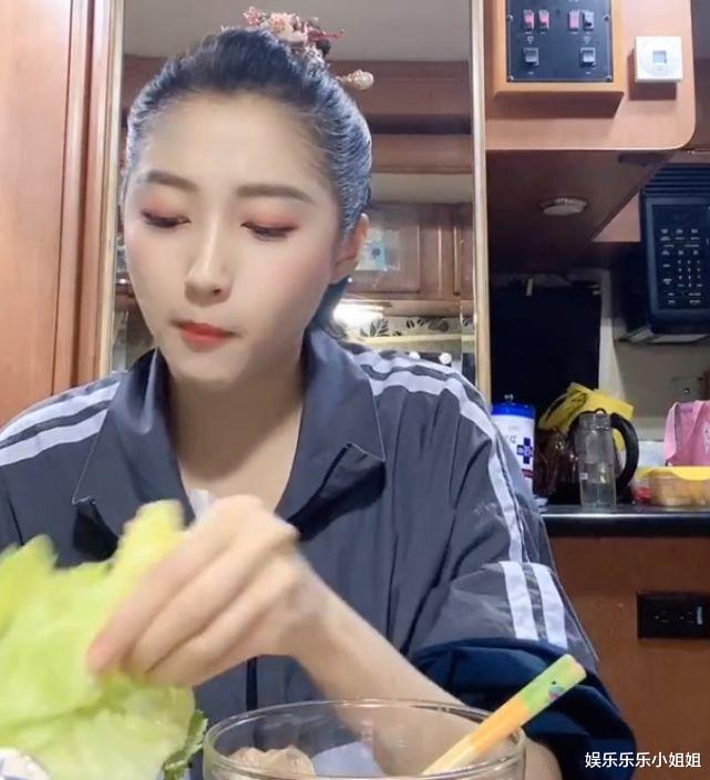 『关晓彤』关晓彤直播吃三明治,谁注意她衣服领口了,教养刻在骨子里