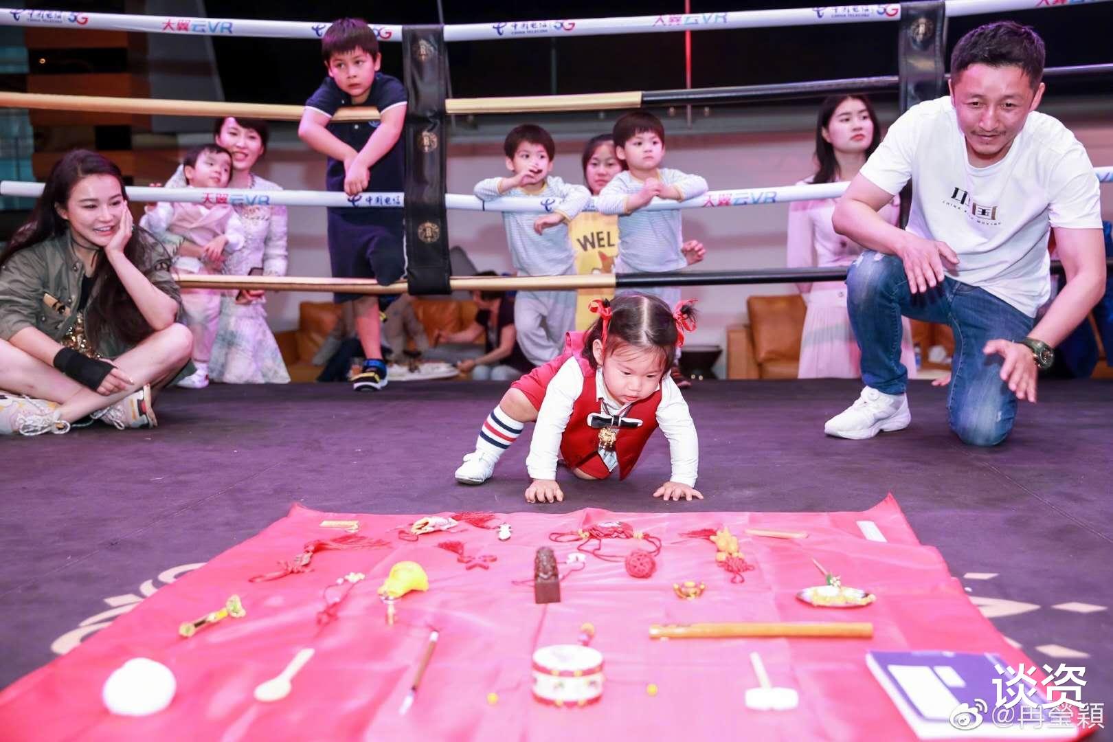 【伊隆·马斯克】冉莹颖邹市明为小儿子庆周岁宴，羲羲扎小辫扮哪吒，却被误认为女儿