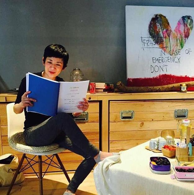 |走进吴君如在香港的家，家具都是自己动手做的，日子过得简朴平淡