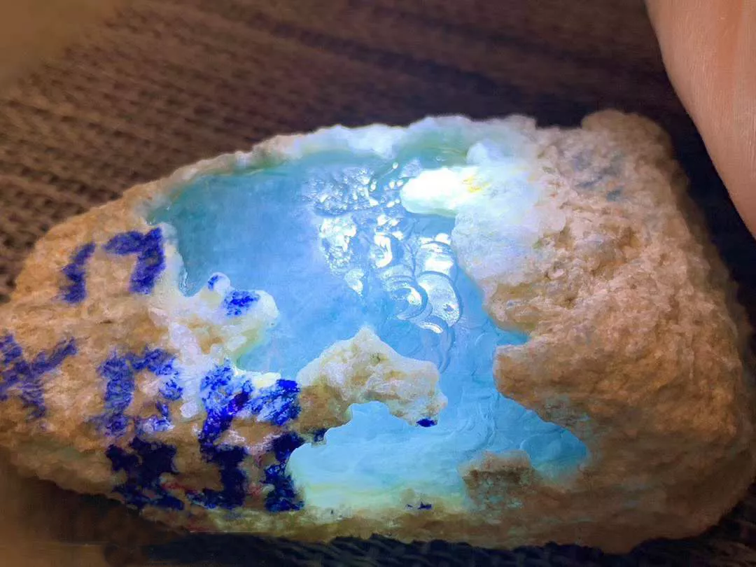 翡翠|翡翠原石开出了一片天空蓝,深深吸引住翠友的目光