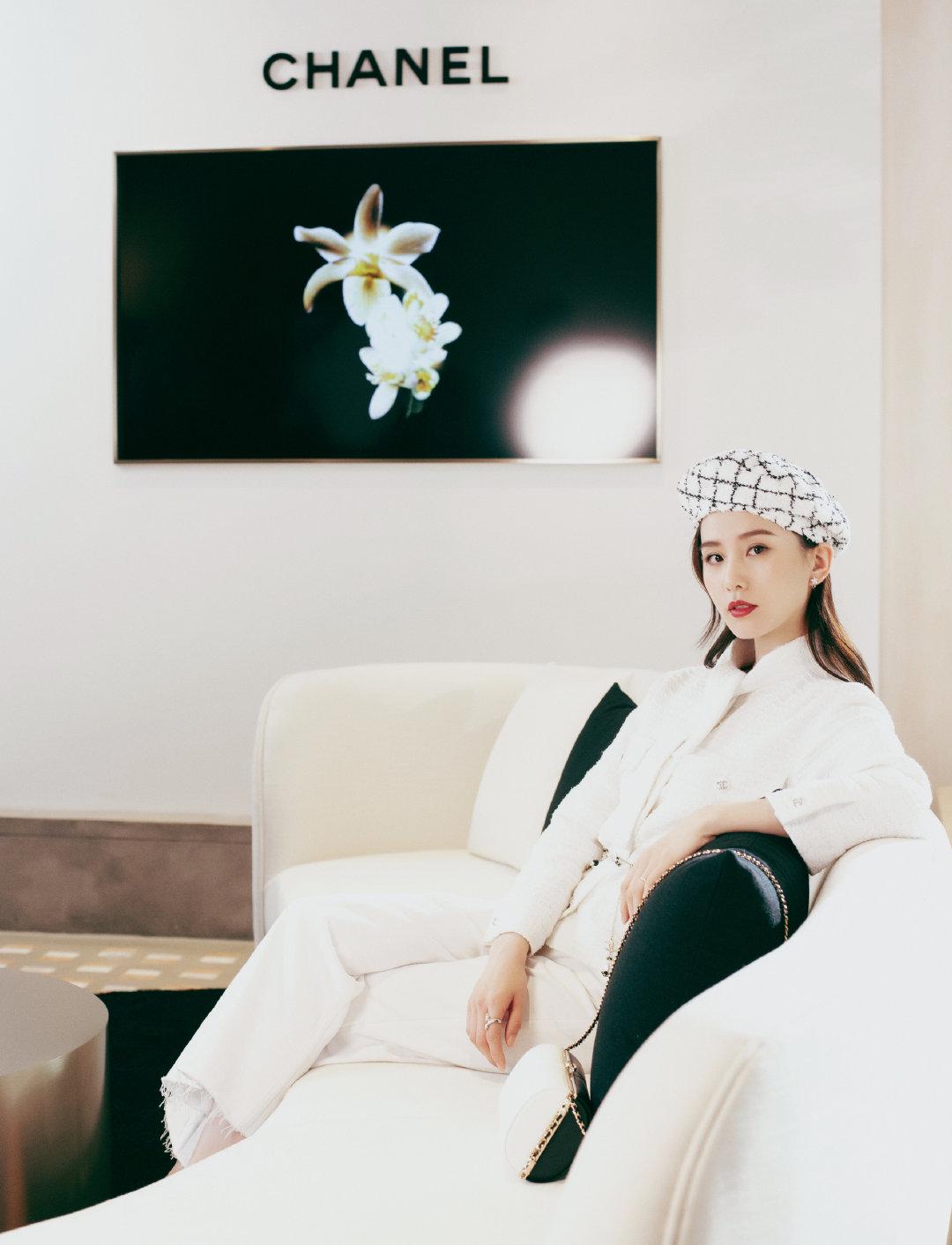 劉詩詩一身米白色套裝出席活動，搭配白色貝雷帽，精致得像公主-圖5
