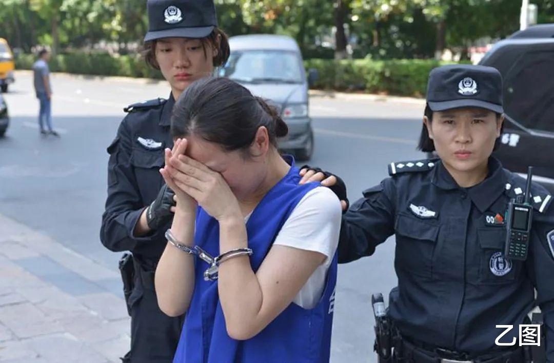 赣州@95后女孩涉黑潜逃，被抓后痛哭，网友：眼泪背后是一副毒辣心肠