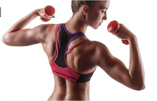 『血糖』女孩居家哑铃练习，做完这几组手臂特训，告别恼人掰掰肉