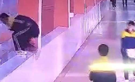 云在线中心|初三男生因在教室内打扑克，被到校的母亲扇耳光后，跳楼自杀！