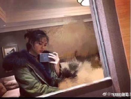 『许佳琪』前妻自杀未遂21天后, 黄景瑜和迪丽热巴戴情侣项链亮相, 疑因戏生情