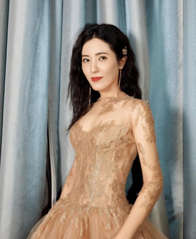 曾黎|曾黎当年有多旺夫?三任男友皆成影帝,网友:旺夫不如旺自己