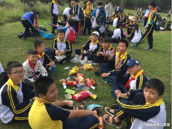 『』班级校外活动花费22300元,老师提议“AA制”,家长:谁出风头谁给