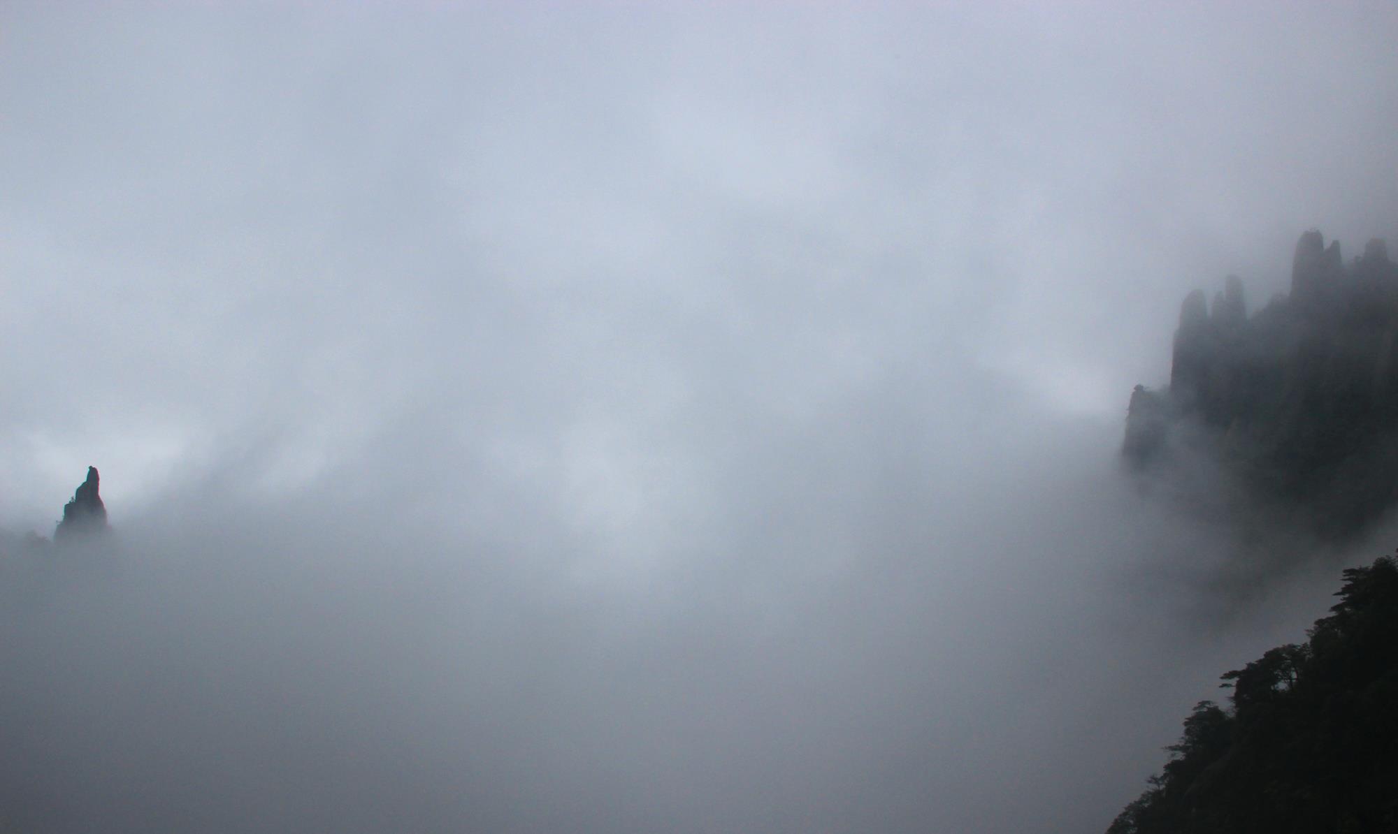 「三清山」这座道教名山，雾气萦绕恍如仙境，是中国最美的五大峰林之一