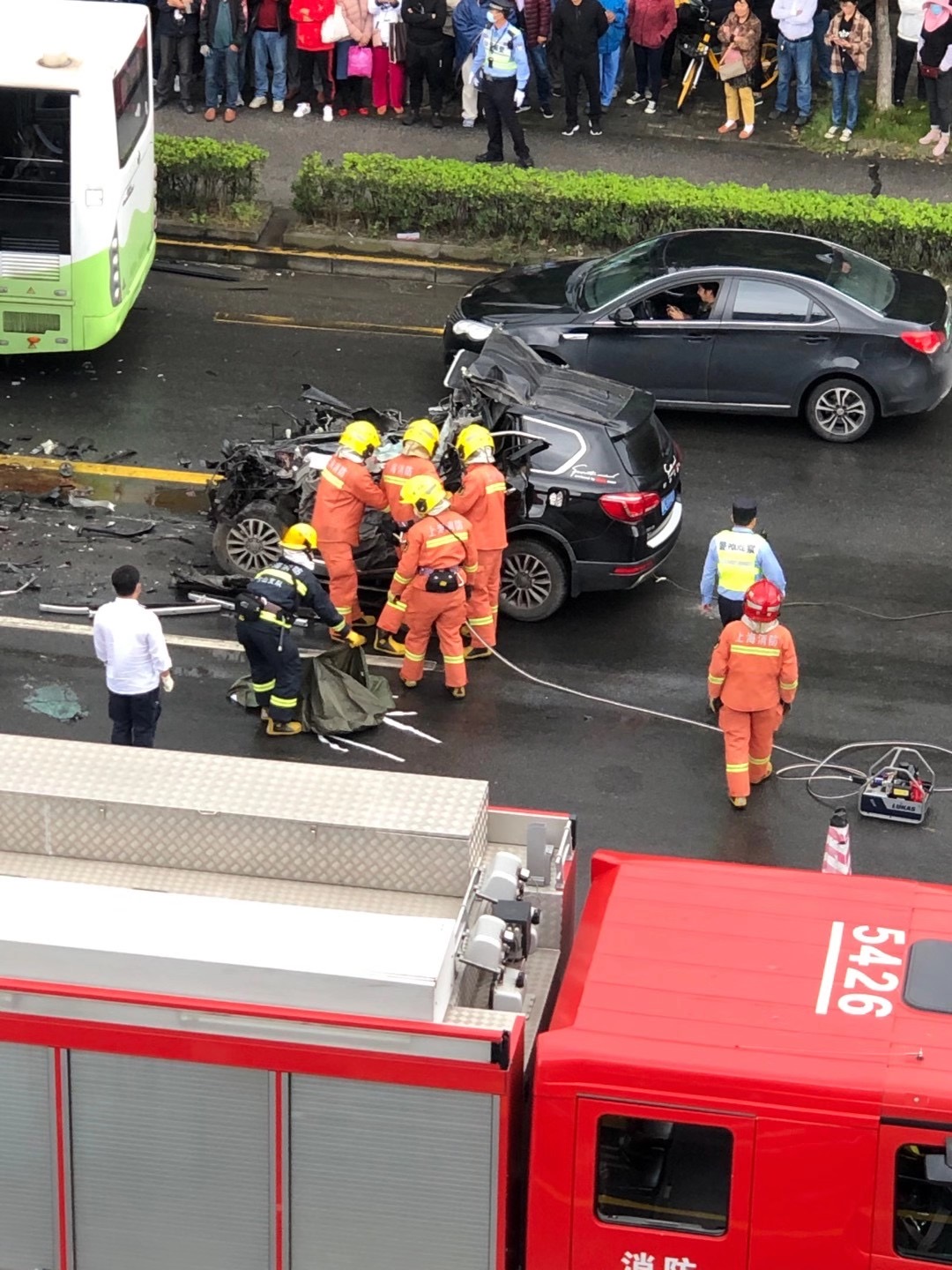 哈弗H6|现场惨烈！上海一辆哈弗H6越野车追尾大货车，司机直接被铲头