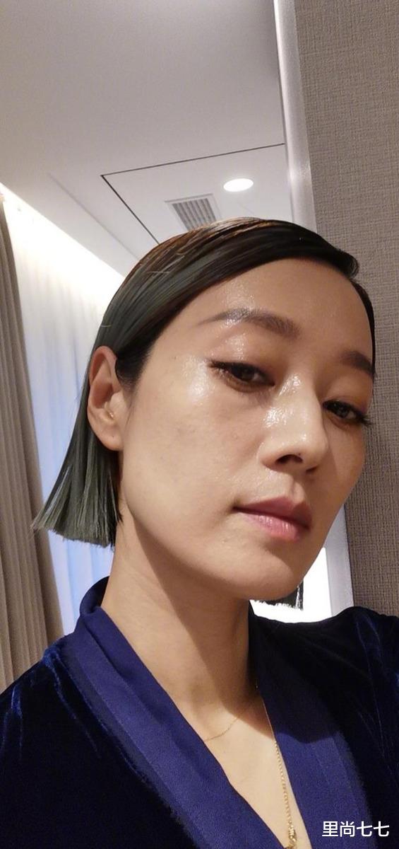 发型|造型大颠覆！马伊琍一刀切渐变绿新发型太酷，鼻尖美人痣更增特色