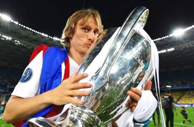 皇家马德里|“皇马出品，必属精品”银河战舰超市开张，9人离队，米兰已出手