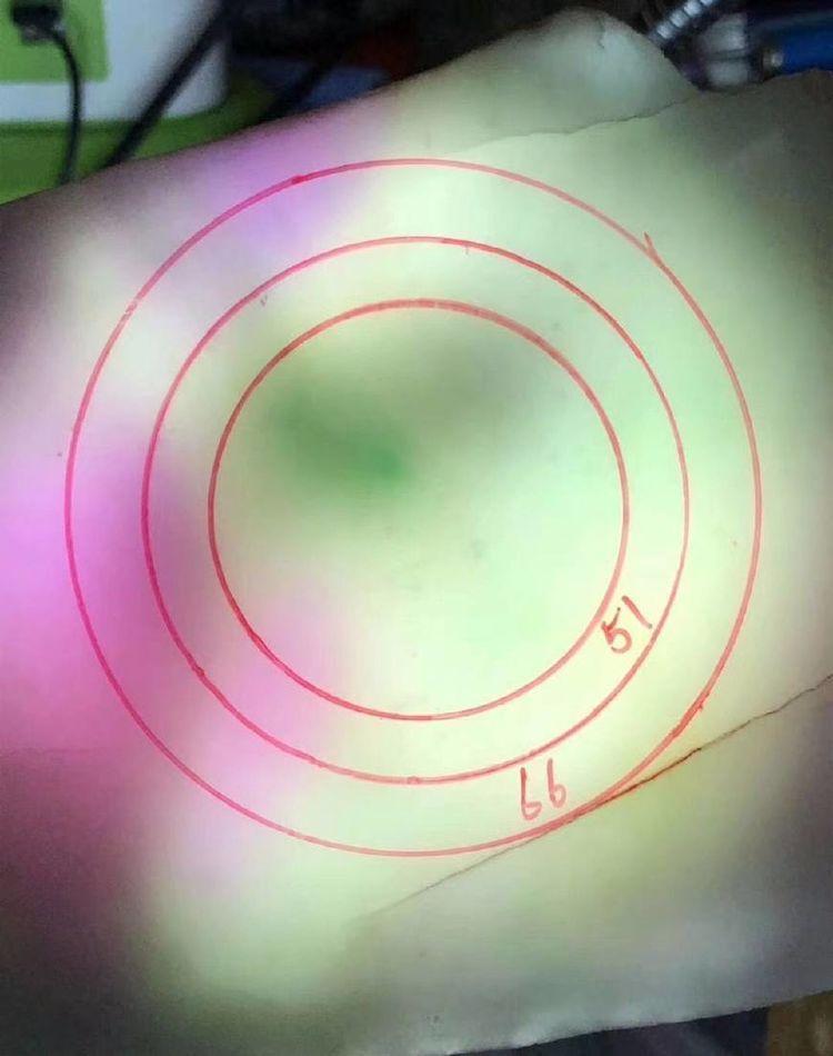 【翡翠】都看不上的原石，小伙自信买下，切开一看瞬间瞪眼了！