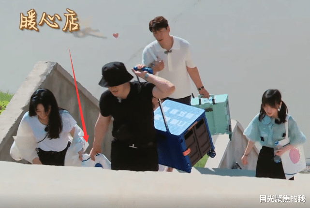 黄晓明|赵丽颖爬楼梯要累瘫,黄晓明牵她走,看清两人牵手方式,全网懵了