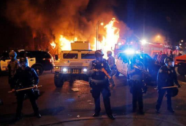 装甲车■开火了！装甲车开道62000名士兵武力镇压，特朗普称赞干得漂亮
