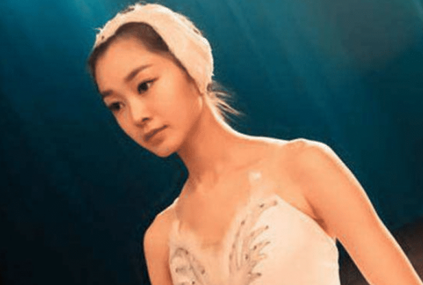 何炅|当年何炅选的“四小天鹅”，前三位都没火起来，不起眼的她却红得发紫