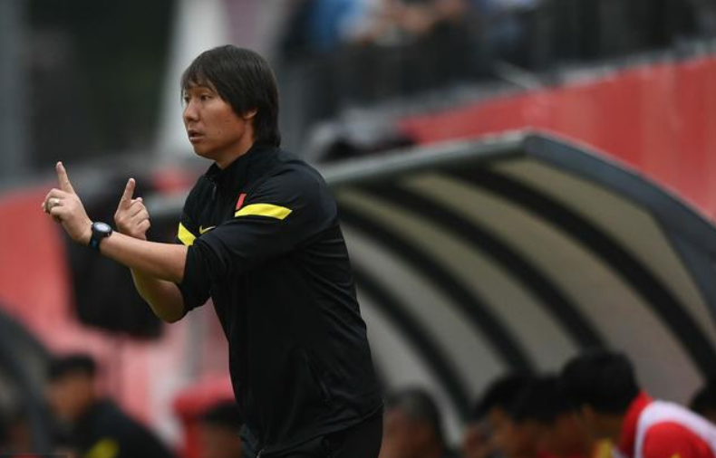 「尤文图斯」李铁将国足8号、10号球衣交给国安双核，为高拉特预留主力号码