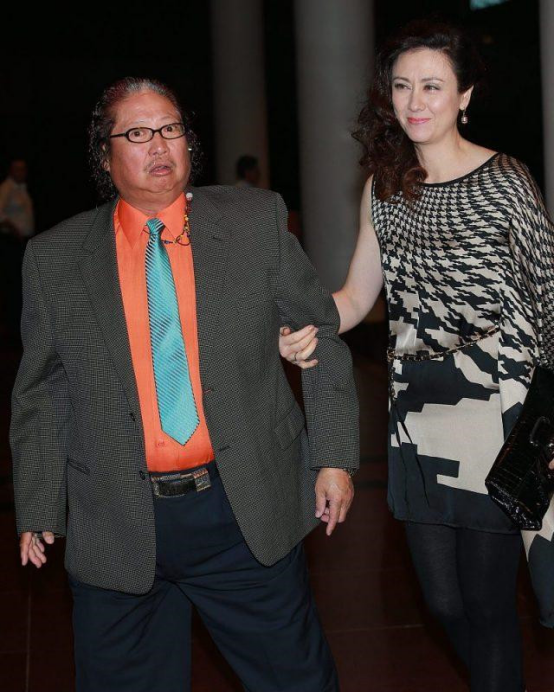 高丽虹|洪金宝混血老婆真迷人，米金色长裙搭小坎肩，贵妇范十足
