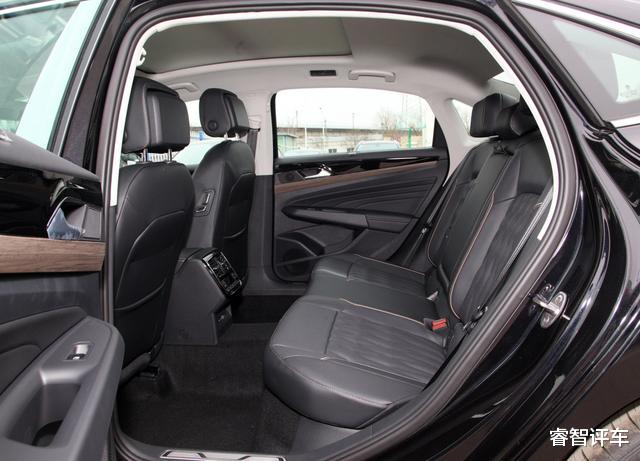 大众帕萨特|帕萨特销量跌入谷底，入门级跌至12万，大家都买雅阁凯美瑞