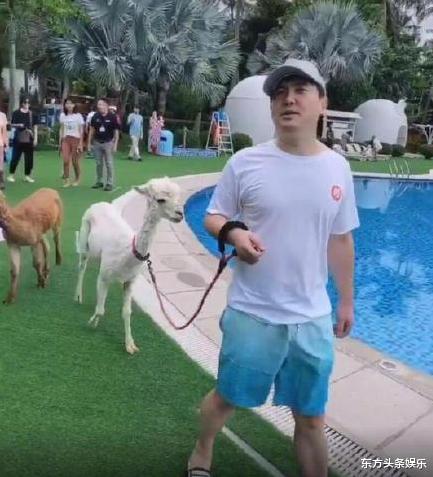 『沈腾』沈腾带爸爸海南买房，父子俩挎着胳膊同行，媳妇被远远落在后面