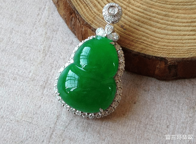 翡翠|“百善孝为先”！到底有哪些翡翠适合老人佩戴？行家告诉你！