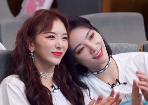 『孔雪儿』许佳琪在参加《青春有你2》前，就认识孔雪儿，还一起合作过张艺兴