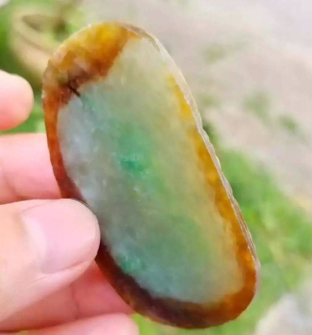 翡翠▲被豪主扔掉的边角料，没想到竟是块三彩翡翠，拾起重雕后悔莫及！
