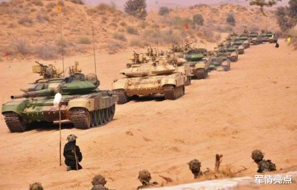 『印度』印撤走边民，制高点架起机枪，三大王牌师一线增兵，主力装备聚集