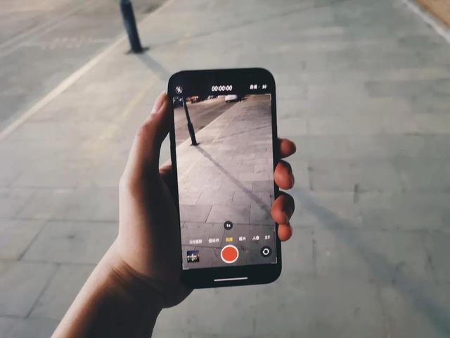 华为|买手机选苹果还是华为？老用户给出的回答说到心坎了，一针见血！