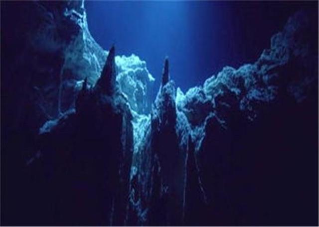 「科学家」位于马里亚纳海沟深处，科学家发现新物体，看似弱不禁风实则很猛