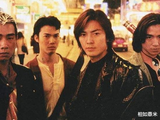 郑伊健:为什么郑伊健一把年纪,还留着“大妈头”?看到他短发照就明白了