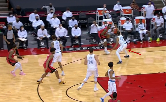 詹姆斯·哈登|太逗了！哈登运着运着球没了！塔克摊手+坏笑：别找了，在我这里