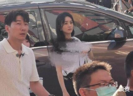 赵丽颖|32岁赵丽颖菜市场买菜，意外暴露真实身高，网友说她只有1米5