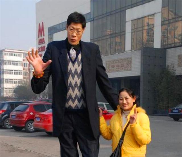 结婚|中国第一巨人身高2米42，结婚19年无子，1米6娇妻回应：不方便