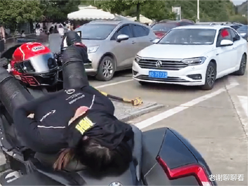 宝马|35万宝马摩托车停路边，女车主睡觉姿势成亮点，网友：太销魂了！