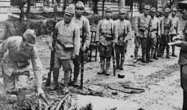 #日军#日军投降前偷埋弹药库，60年后日本老兵良心发现，拯救数万村民